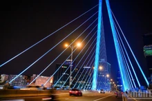 胡志明市夜幕降临时展现出的活力与现代风貌。（成达 摄）