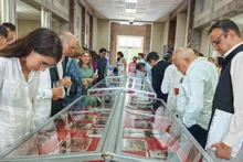 与会嘉宾参观摄影展。（图片来源：越南驻古巴大使馆）
