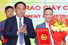 同奈省委副书记、省人民委员会主席武晋德向一位外资投资者颁发投资许可证。