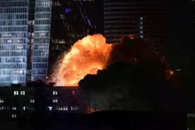 2025年6月13日晚，伊朗导弹袭击特拉维夫一栋建筑。（图片来源：新华社）
