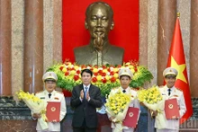国家主席梁强向公安部领导授予晋升上将军衔决定。