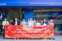 丙午春节正月初一上午，游客团队启程出行。