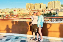 国际游客在安江省富国岛“接吻桥”打卡留影。