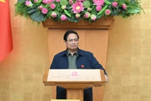 越南政府总理范明正在会议上致辞。