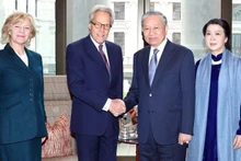 越共中央总书记苏林及夫人会见英国王室里士满公爵及夫人 。（图片来源：越通社）