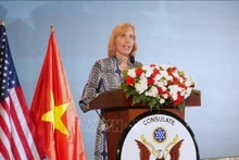 美国驻胡志明市总领事苏珊·伯恩斯女士在仪式上致辞。（图片来源：越通社）