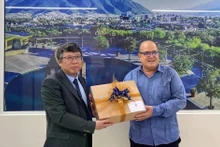 埃米利亚诺·萨帕塔大学校领导向阮文海大使赠送纪念品。(图片来源:越通社)