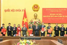 越南国会党委书记、国会主席陈青敏与国会副主席、国会党委副书记向林文敏、黄维征、冯庆才、邓玉辉等同志颁发任命决定并献花祝贺。