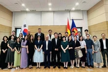 代表团与驻韩国大使、总领事以及旅韩越南人团体和侨胞合影留念。（图片来源：越通社）
