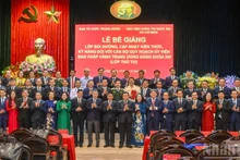 越共中央政治局委员、中央书记处常务书记陈锦秀同志与各位代表及全体学员合影留念。