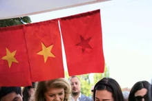 越南驻保加利亚大使馆向保加利亚副总统介绍越南的手工艺品。（图片来源：越通社）