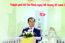 胡志明市市委副书记、市人民委员会主席阮文得发表讲话。（图片来源：越通社）