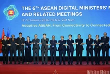 越南政府总理范明正与各位代表合影留念。