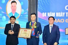 越共中央政治局委员、中央书记处书记、越南人民军总政治局主任阮重义大将与越南国会文化教育委员会主任阮德荣出席并为李自仲奖获奖者颁奖。