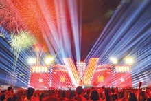 由《人民报》社主办的文艺晚会《祖国在心中》在美亭国家体育场隆重举行，吸引了逾5万名观众到场观看。（世代 摄） 