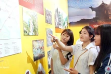 学生们参观“介绍世界文化遗产安子—永严—昆山劫泊遗迹名胜群”专题展。