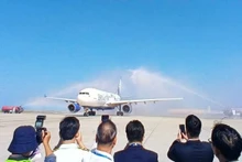 飞机降落在金兰国际机场时，受到了水门礼欢迎。