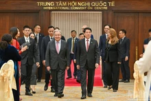 国家主席梁强与联合国秘书长安东尼奥·古特雷斯出席招待会。