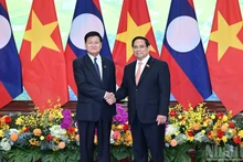 越南政府总理范明正与老挝人民革命党中央总书记、国家主席通伦·西苏里。