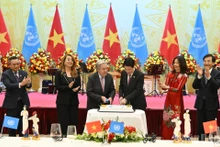 国家主席梁强与联合国秘书长安东尼奥·古特雷斯在宴会上共同切蛋糕，热烈庆祝联合国成立80周年。