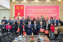 《人民报》社领导、干部，外交部代表与外国记者团合影留念。