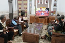 广义省人民观看越共十四大开幕式。