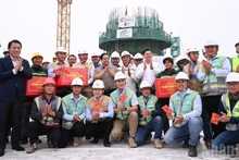 范明正总理视察工地并向嘉平国际机场VIP航站楼、空管塔台施工人员赠送慰问品。