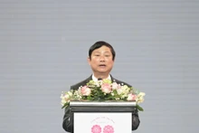 胡志明市市委副书记、市人民议会主席武文明在活动上发表讲话。