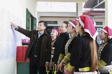 选民查看公开张贴的候选人名单。（图片来源：越通社）