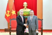 越共中央总书记苏林会见美国高通公司技术许可业务和全球事务总裁亚历克斯·罗杰士。