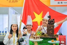 2024年，阮友天恩蛋糕师（右一）在中国参加“亚洲青年甜点师大赛”。