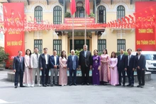 越南祖国阵线中央委员会主席杜文战与各位代表合影。（图片来源：mattran.org.vn）