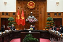 越南政府总理范明正主持召开会议。