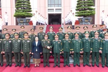 两国代表团合影。