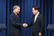 越共中央总书记苏林与韩国总统李在明共同会见记者。（图片来源：越通社）