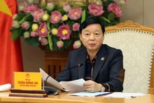 越南政府副总理陈红河在会上发表讲话。