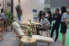 企业代表在胡志明市参观出口木制家具和室内装饰产品展览。