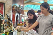 来自首都各传统手工艺村的众多工艺美术产品在“河内秋天之精华”展区展出。