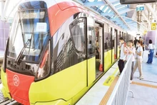 乘客登上呠—河内火车站高架段列车。