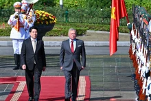 越南国家主席梁强与约旦哈希姆王国国王阿卜杜拉二世·本·侯赛因共同检阅越南人民军仪仗队。