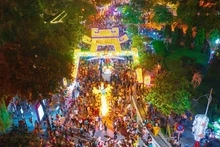 山西古城夜间步行街已成为特色鲜明、颇具吸引力的旅游产品，深受游客青睐。（琼芝 摄）