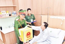 175军医院患者通过流动票箱投票。（松林 摄）