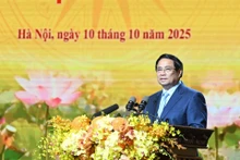 政府总理范明正在会上发表讲话。