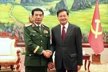 潘文江大将与通伦·西苏里总书记、国家主席。