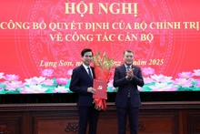 越共中央政治局委员、中央书记处书记、中央组织部部长黎明兴同志向黄国庆同志颁发任命决定。（图片来源：越通社）