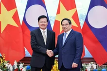 越南政府总理范明正与老挝人民革命党中央总书记、国家主席通伦·西苏里。