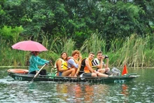 游客参观宁平省长安名胜群。（图片来源：越通社）