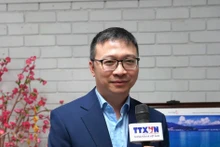 澳大利亚越南企业家协会（VBAA）秘书长杜嘉胜律师接受越通社记者采访。（图片来源：越通社）