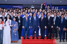 范明正总理与菲尼卡大学领导和学生合影。