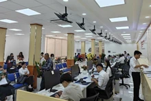 刚投入运行的胡志明市公共行政服务中心吸引大量市民前来办理手续。（世英 摄）